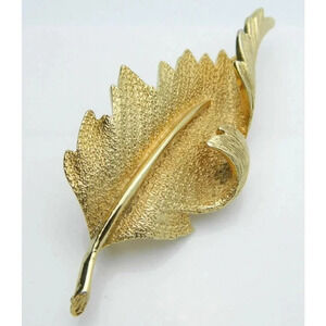 CORO Pegasus Gold Tone Leaf Pin Brooch Vintage
